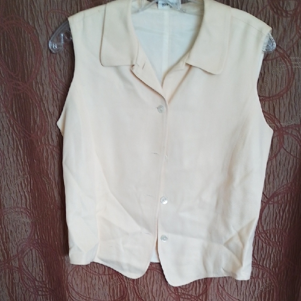 Neiman Marcus Cream Sleeveless Button-Front Blouse